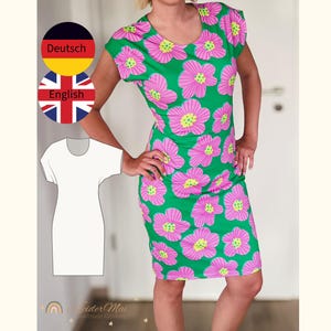 Könnte beinhalten: Ein grünes Kleid mit einem rosa Blumenmuster. Das Kleid hat kurze Ärmel und einen Rundhalsausschnitt. Das Bild enthält auch ein weißes Kleidermuster und Flaggen für Englisch und Deutsch.