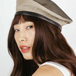 Stijlvolle beige baret VOILA. Stijlvolle hoed. Sluier bovenop. Vrouw in Franse stijl. Handgemaakt accessoire. Beste cadeau uit Parijs. Zwarte afwerking.