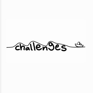 Pode incluir: Um desenho de linha preto e branco da palavra "challenges" com um pequeno barco navegando sobre a palavra.