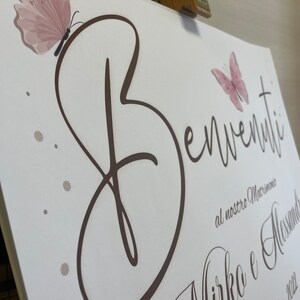Tableau di Benvenuto con grafica personalizzata Dim.50x70 stampato su cartoncino Bianco gr.300.