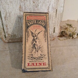 Boîte ancienne de mercerie, cachemire haute laine, avec cartes de fil de laine