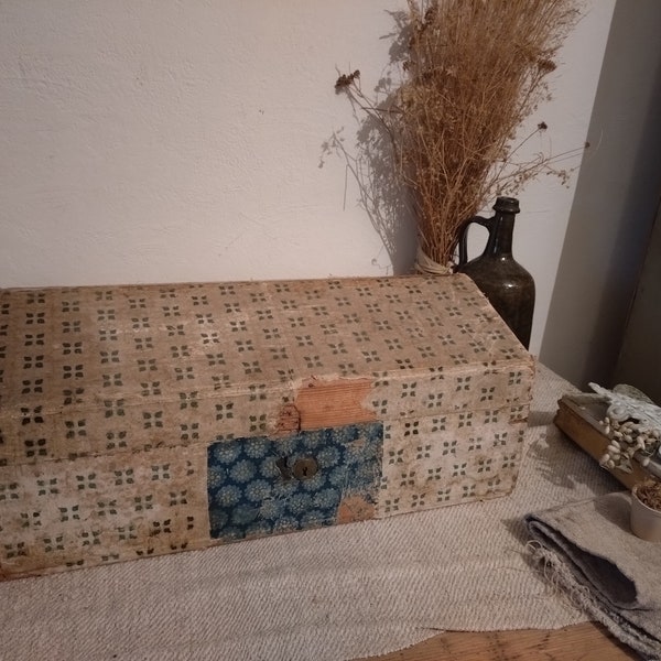 Très beau coffre ancien avec son papier peint XIX