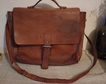 Magnifique sac en cuir ancien à bandoulière. Vintage. Serviette. Pochette. Sacoche