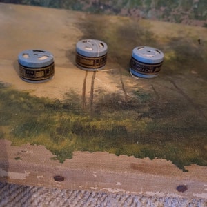 Lot de bobines anciennes. Fil de lin ancien. Capsules. Collection