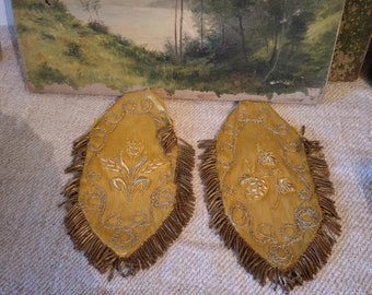 Pair of religious embroidery embroidered with gold thread. XIX. Cannetille