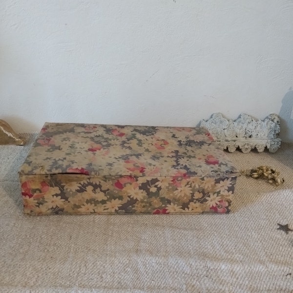 Ancienne boîte de mercerie au tissu fleuri