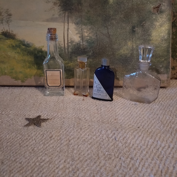 Lot de flacons anciens. Bouteilles, parfum. Soir de Paris Bourgois Paris. Collection