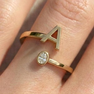 Anillo con inicial en oro de 14 quilates, brazalete abierto con diamantes ovalados, joyería minimalista delicada