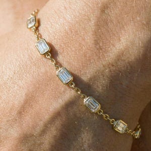 Pulsera de cadena tipo estación con diamantes de laboratorio talla esmeralda de 2,00 quilates en oro de 14 quilates, pulsera delicada, joyería minimalista para combinar, regalo para ella.