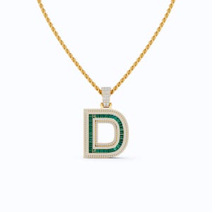 Colgante con letra "D" en oro amarillo de 10 quilates, esmeralda de talla baguette de 1,16 quilates, regalo de joyería de hip hop personalizado, regalo de cumpleaños para él.