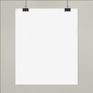 Puede incluir: Una hoja de papel blanca en blanco suspendida por dos clips negros sobre un fondo gris claro. El papel es rectangular y est&aacute; centrado, con los clips en la parte superior, lo que sugiere una presentaci&oacute;n minimalista.