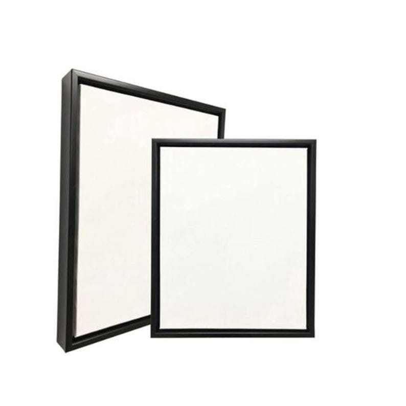Puede incluir: Dos paneles de arte de lienzo en blanco con marcos negros. Un panel est&aacute; apoyado contra el otro. El lienzo es blanco y los marcos son negros. Los paneles est&aacute;n listos para pintar o exhibir obras de arte.