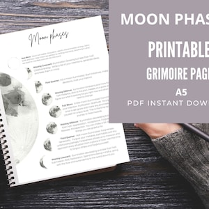 Può includere: Una pagina di grimorio stampabile A5 con un'illustrazione ad acquerello in bianco e nero delle fasi lunari. La pagina include descrizioni delle fasi lunari e delle loro energie associate. Il testo include le parole "Fasi lunari", "Pagina di grimorio stampabile", "A5" e "Download PDF istantaneo".