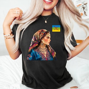 Abito Amazigh. Maglietta Amazigh. Amazigh berbero. Simbolo Yaz. Cultura berbera. Abbigliamento Amazigh. Arte Amazigh. Abito Kabyle, maglietta con bandiera Amazigh