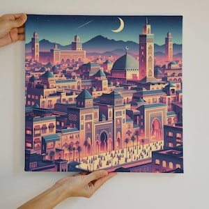 Puede incluir: Impresión en lienzo cuadrada que representa una ciudad estilizada con minaretes, cúpulas y puertas arqueadas. La obra de arte presenta una paleta de colores de morados, rosas y azules, con una luna creciente y estrellas en el cielo nocturno. Tema: ilustración arquitectónica.