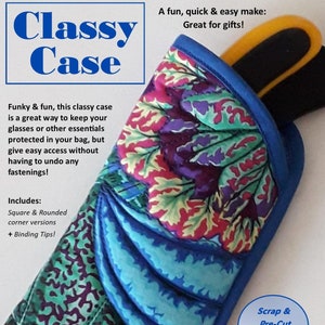 Könnte beinhalten: Eine blaue und grüne Stofftasche mit einem Blumenmuster. Die Tasche ist für Brillen oder andere kleine Gegenstände konzipiert. Der Text "Classy Case" befindet sich oben im Bild. Der Text "Scrap & Pre-Cut Friendly!" befindet sich in einem Kreis unten rechts im Bild. Der Text "Quilts by Snee" befindet sich unten im Bild.