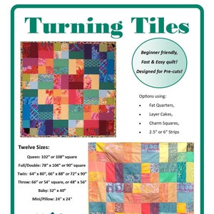 Może przedstawiać: Wzór na patchwork Turning Tiles z dwoma obrazami patchworków wykonanych z kolorowych kwadratów tkaniny. Wzór jest przyjazny dla początkujących i przeznaczony do wstępnie pociętych materiałów. Patchwork można wykonać w różnych rozmiarach, w tym queen, full/double, twin, throw, baby i mini/pillow.