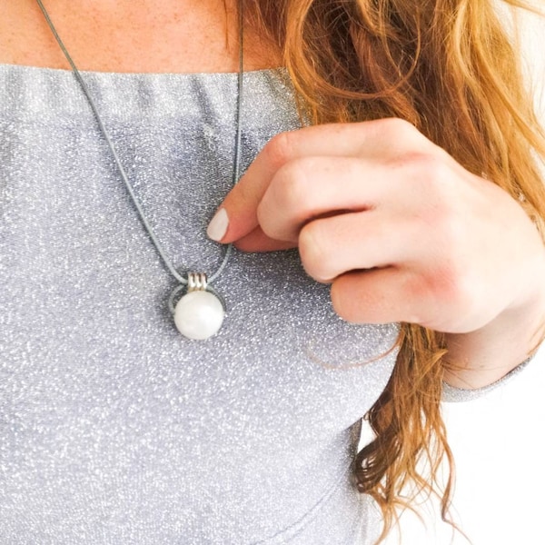 Silver breastfeeding fiddle necklace with pearl detail, perfect for babywearing and nursing.