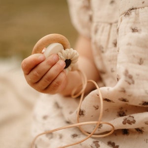 Daisy Breastfeeding Necklace| feeding Necklace | Baby Sensory Jewelery | fiddle chain | new mum gift flower beige