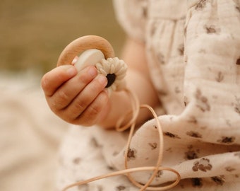 Daisy Breastfeeding Necklace| feeding Necklace | Baby Sensory Jewelery | fiddle chain | new mum gift flower beige