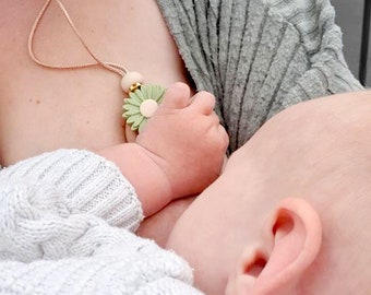 Green Fiddle breastfeeding necklace, personalized nursing gift for mum and baby, flower halo inspired baby wearing accessory