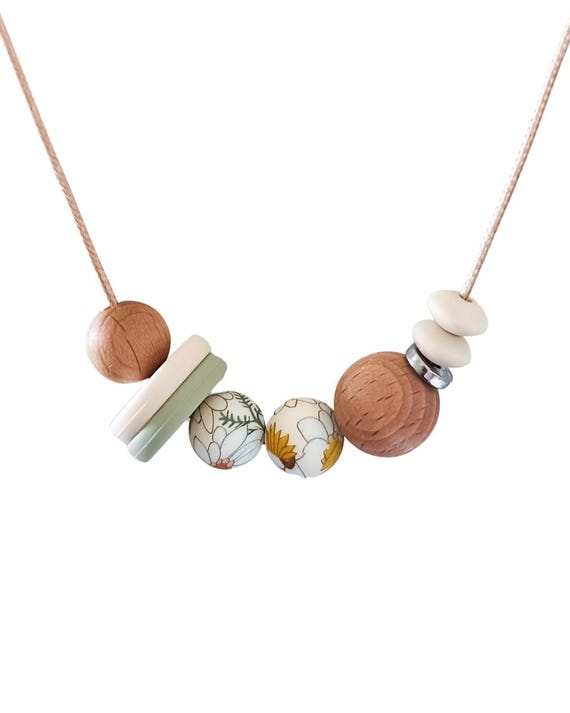 Breastfeeding fiddle necklace with beechwood and silicone flower detail for nursing and feeding | Perfect for baby wearing.