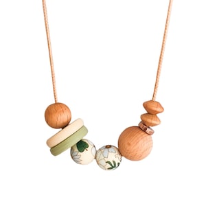 This Gorgeous mum jewelery necklace is made specifically for breastfeeding babies, giving a safe play space whilst feeding to stop those wondering hands.
Feeding Necklace in sage.
The perfect addition to your breastfeeding journey.