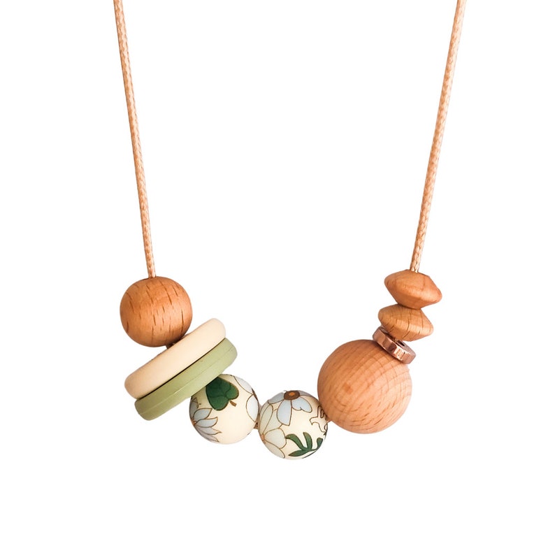 This Gorgeous mum jewelery necklace is made specifically for breastfeeding babies, giving a safe play space whilst feeding to stop those wondering hands.
Feeding Necklace in sage.
The perfect addition to your breastfeeding journey.