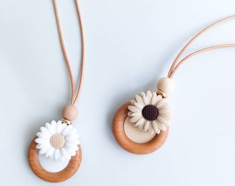 Daisy Breastfeeding Necklace| feeding Necklace | Baby Sensory Jewelery | fiddle chain | new mum gift flower beige