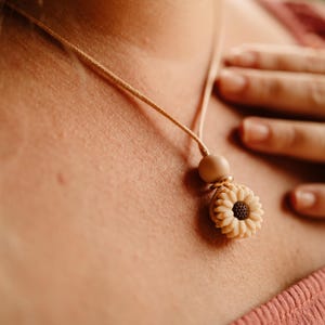 Daisy Breastfeeding Necklace | mom gift | feeding necklace | Nursing necklace | Breastfeeding mum gift dainty beige