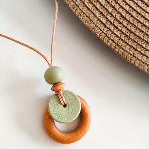 natural wood sage green floral breastfeeding and nursing necklace organic feeding and baby wearing aid for mum image 2