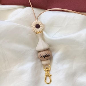 Könnte beinhalten: Ein Set aus drei Keramikbechern mit gesprenkelter, matter Oberfläche. Die Becher sind in den Farbtönen Creme, Hellgrau und Dunkelgrau gehalten. Jeder Becher hat ein schlichtes, minimalistisches Design, ideal für Kaffee oder Tee.