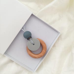 Personalized Nursing breastfeeding Necklace, New mum nursing gift, silicone & beechwood Feeding Fidget Pendant, Silicone fiddle aid