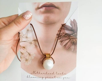 Antique Pearl Breastfeeding Necklace gold | Nursing mum gift | feeding necklace with pearl and gold detail