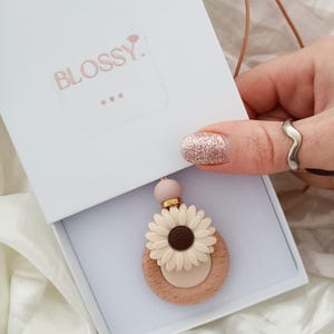 Silicone Breastfeeding Necklace for nursing mum with daisy flower design
