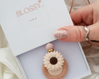 Silicone nursing necklace for breastfeeding mum with daisy flower design and wooden ring with personalization.