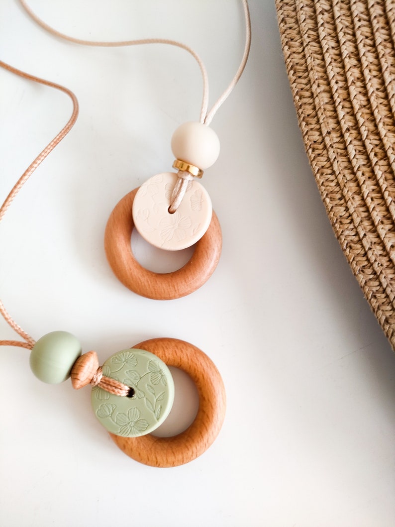 natural wood sage green floral breastfeeding and nursing necklace organic feeding and baby wearing aid for mum image 1