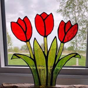 Glasmalerei-Tulpenstrauß auf Treibholz-Sockel