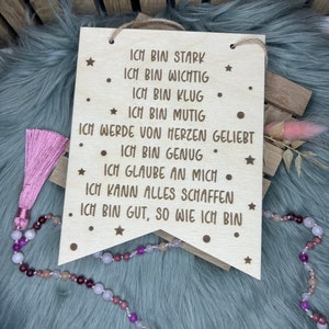Könnte beinhalten: Holz Schild in Form eines Sterns mit dem Text "ICH BIN STARK, ICH BIN WICHTIG, ICH BIN KLUG, ICH BIN MUTIG, ICH WERDE VON HERZEN GELIEBT, ICH BIN GENUG, ICH GLAUBE AN MICH, ICH KANN ALLES SCHAFFEN, ICH BIN GUT, SO WIE ICH BIN."
