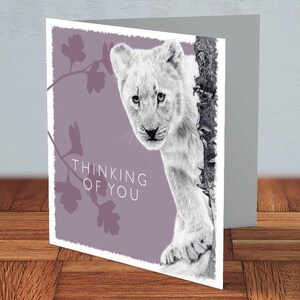 Biglietto di auguri con cucciolo di leone che pensa a te, regalo per amanti degli animali, per mamma, per papà, biglietto per lei, biglietto per lui, biglietto sulla fauna selvatica, amante degli animali
