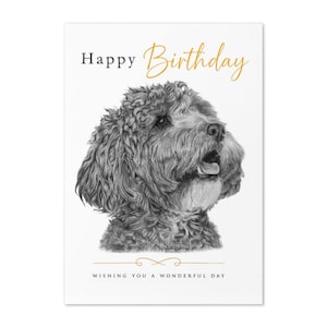 Könnte beinhalten: Eine weiße Geburtstagskarte mit einer detaillierten schwarz-weißen Bleistiftzeichnung eines lockigen Hundes. Der Text "Happy Birthday" ist oben in Gold gedruckt, und "WISHING YOU A WONDERFUL DAY" ist unten in Schwarz aufgedruckt.