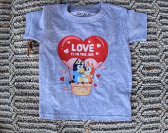 Bluey Opcional Delante y Trasero Colores Vivos Conmovedores, Camisetas de San Valentín de Bluey & Friends - Feliz Día de San Valentín, Mamá y Papá, LoveShirts