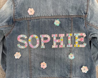 Gepersonaliseerd spijkerjack voor kinderen, Preloved-jack met aangepaste naam, duurzaam peuterjack, vintage stijl, uniek cadeau voor peuters