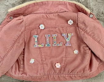 Gepersonaliseerd spijkerjack voor kinderen, Preloved-jack met aangepaste naam, duurzaam peuterjack, vintage stijl, uniek cadeau voor peuters