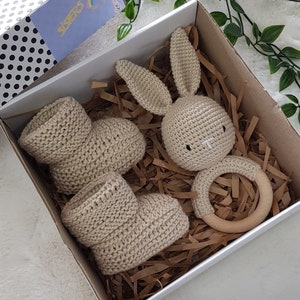 Welcome Baby Gift Set, Personalized Newborn Gift, Unisex Gift Box for Pregnant Sister, Crochet Booties & Rattle Set