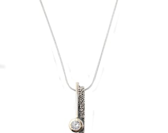Texturerat hänge i sterlingsilver och guld med kubisk zirkonia. Handgjorda israeliska smycken. Halsband i flera lager. Present till henne.