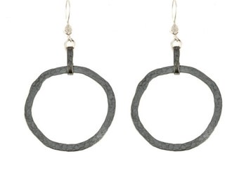 Handgjorda israeliska smycken. Hamrade oxiderade sterlingsilverörhängen. Långa hängande örhängen. Funky silverringar. Present till henne.