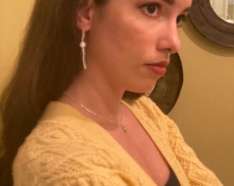Handgjorda israeliska smycken, örhängen i sterlingsilver med vita opaler. Långa örhängen. Fina örhängen. Unika örhängen