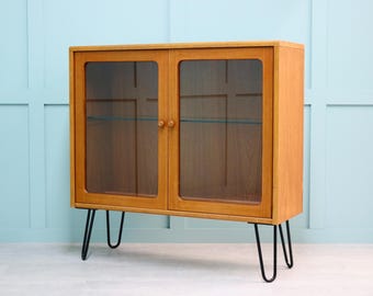 Vitrinekast van teak en glas op haarspeldpoten – G Plan Fresco, mid Century Modern