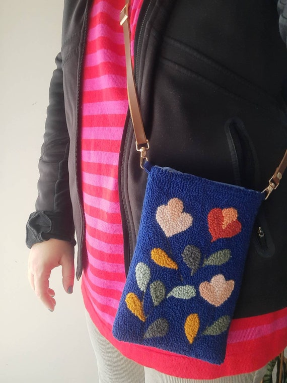 【日本入手困難】Wander embroidered duchesse mini-bag 日本入手困難】Wander embroidered duchesse mini-bag (MiuMiu